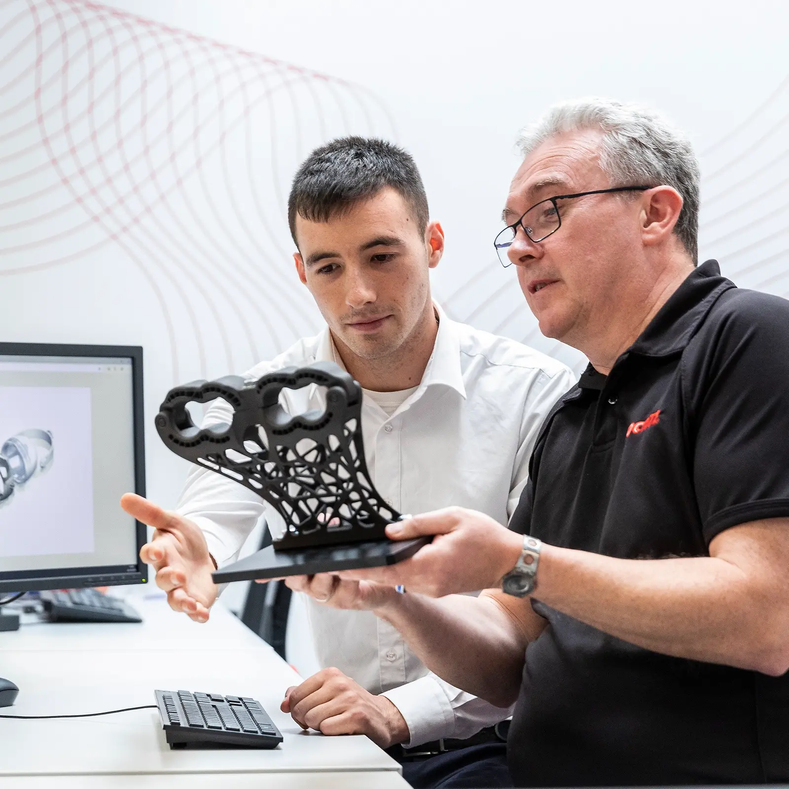Inžinieri spoločnosti Henkel pracujú spoločne so zákazníkmi z automobilového a výrobného priemyslu na optimalizácii súčiastok vyrábaných 3D tlačou.
