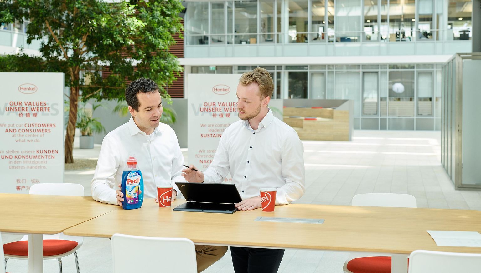 Two Henkel employees assess a Persil packaging with the EasyD4R tool