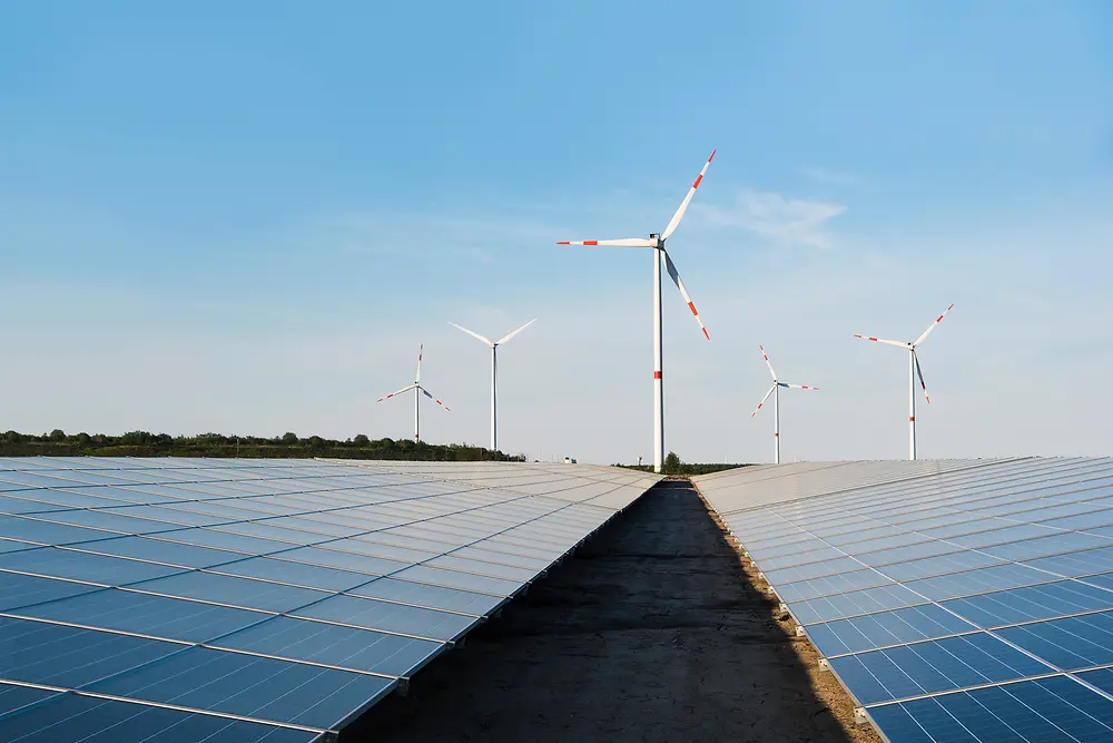 Veterné turbíny a solárne panely
