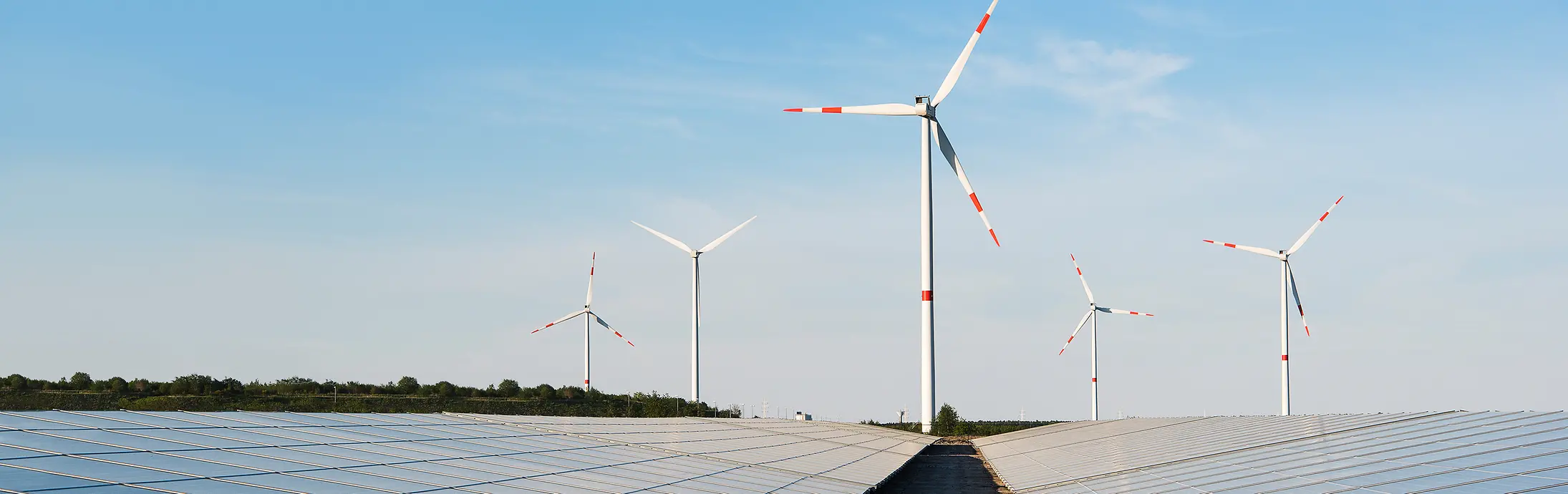 Veterné turbíny a solárne panely