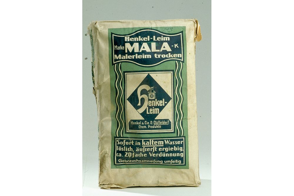 
Pre prípad, že by dlhoročný dodávateľ spoločnosti Henkel v Hannoveri nemohol splniť dodávky v roku 1922 začala spoločnosť Henkel vyrábať vlastné lepidlo. V danom období totiž spojenci okupovali spojenecké oblasti Rýna a Porúria. O rok neskôr začala spoločnosť predávať zemiakové lepidlá značiek Mala a Tapa.