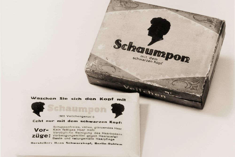 

Schaumpon bol prvý, vo vode rozpustný, šampón vyvinutý Hansom Schwarzkopfom. Bolo to jednoduchšie a lacnejšie riešenie ako oleje a tuhé mydlá, ktoré sa dovtedy používali.