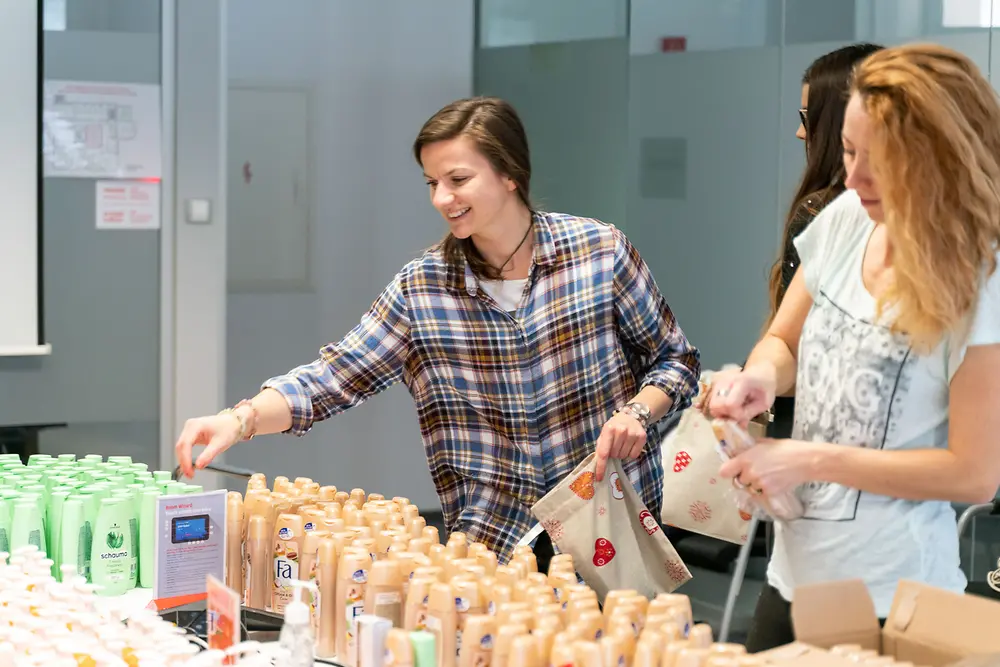 Zamestnanci Henkel Slovensko potešili 511 seniorov vianočnou zbierkou #GivingTuesday