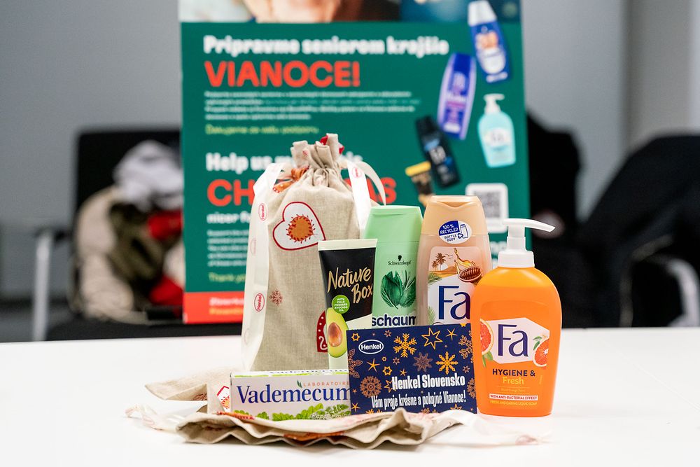 Zamestnanci Henkel Slovensko potešili 511 seniorov vianočnou zbierkou #GivingTuesday