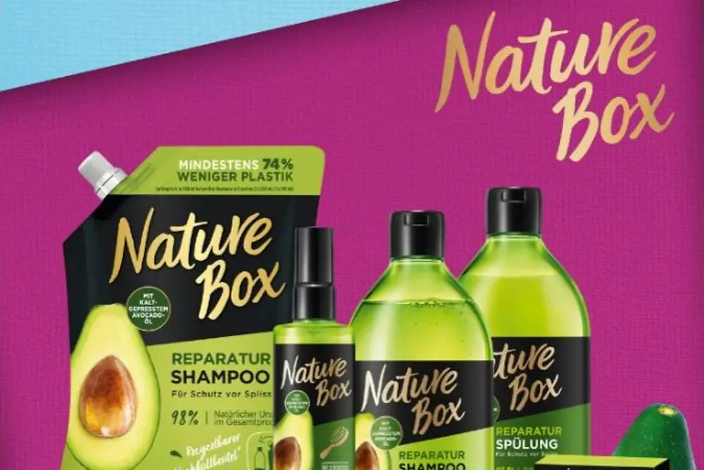 Zelené nádoby s výrobkami značky Nature Box na ružovom pozadí