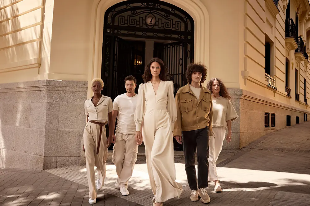 Perwoll Light Colors vychádza v ústrety trendom svetlých farieb. Nový prací gél chráni svetlú bielizeň pred zašednutím