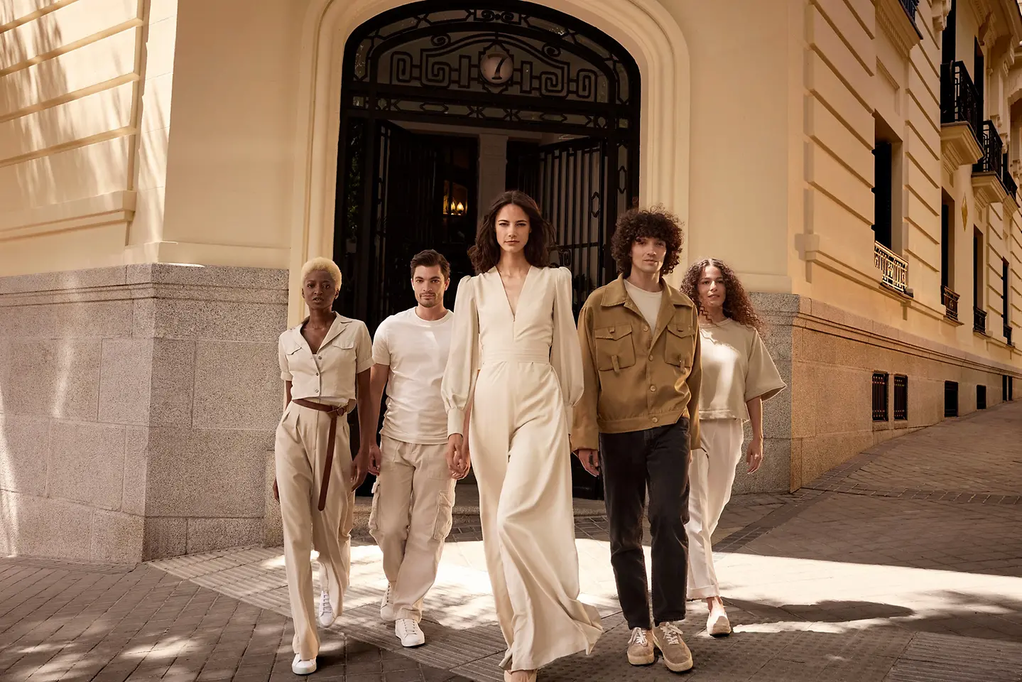 Perwoll Light Colors vychádza v ústrety trendom svetlých farieb. Nový prací gél chráni svetlú bielizeň pred zašednutím