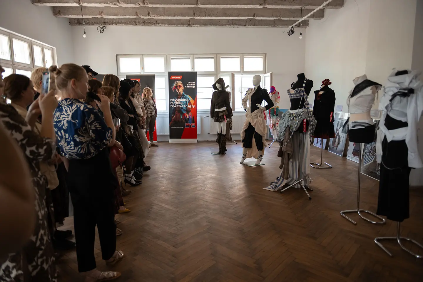 Ako vytvoriť originálny outfit zo second-hand textilu: Loctite predstavil mladých návrhárov