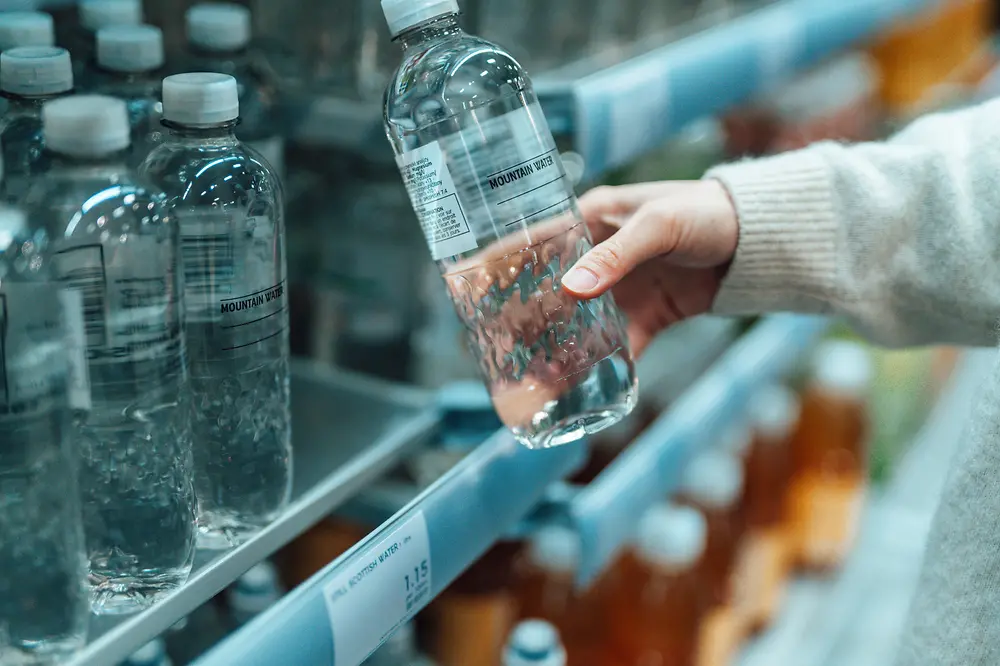 
Technomelt EM 335 RE neobsahuje minerálny olej, pri recyklácii sa dá až na 98 % odstrániť, spracováva sa pri nízkych teplotách a má schválenie PETCYCLE.