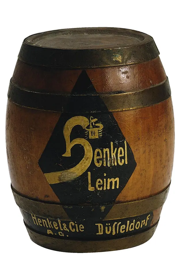 Miniatúrna replika tlačeného súdka s lepidlom Henkel z roku 1925.