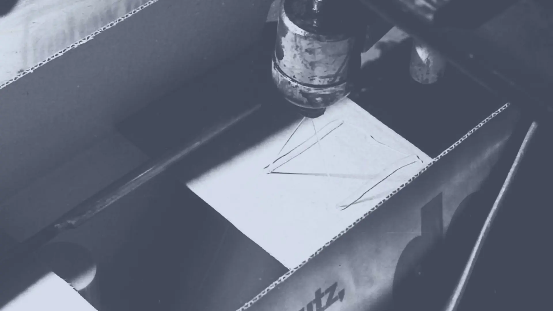 Tavné lepidlo Technomelt sa nanáša na kartónovú krabicu pomocou striekacej hlavice, čím sa utesní.