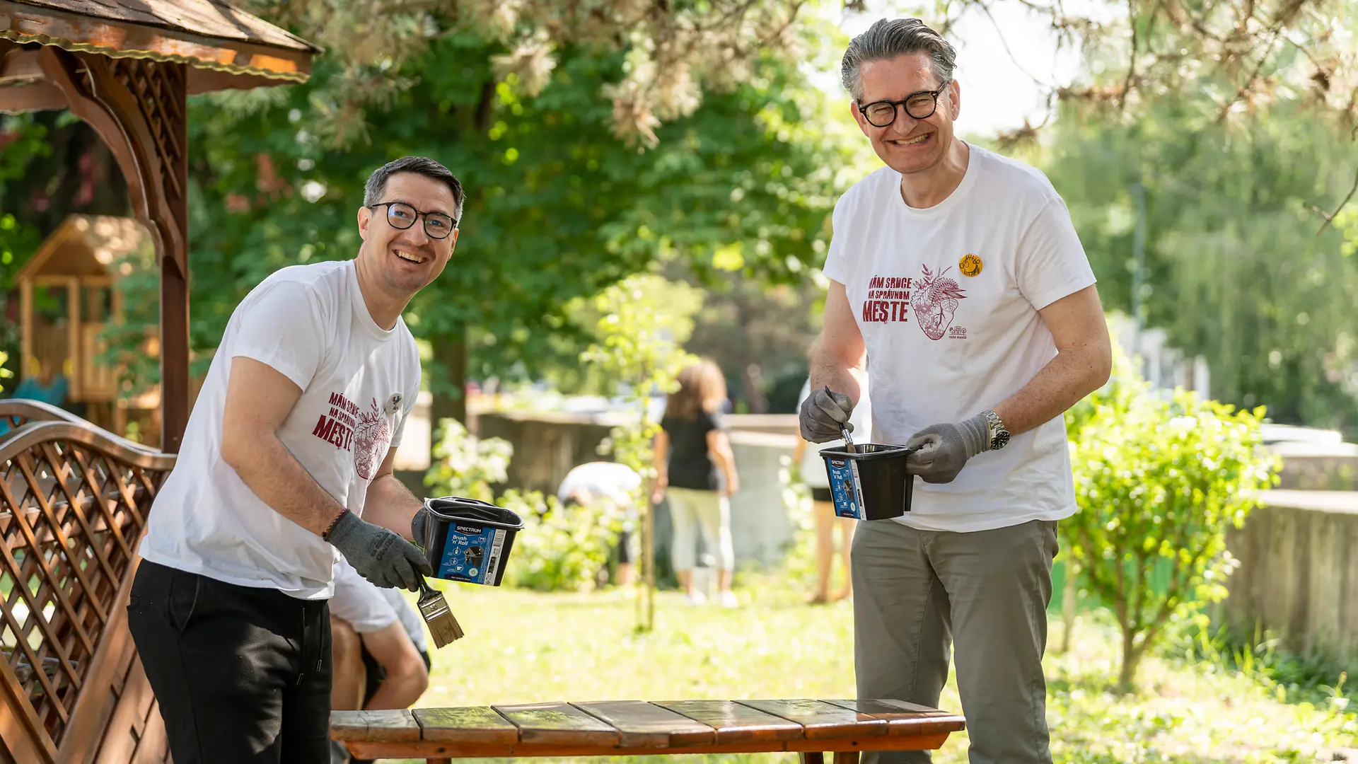 Dobrovoľníci z Henkel Slovensko počas podujatia Naše mesto.