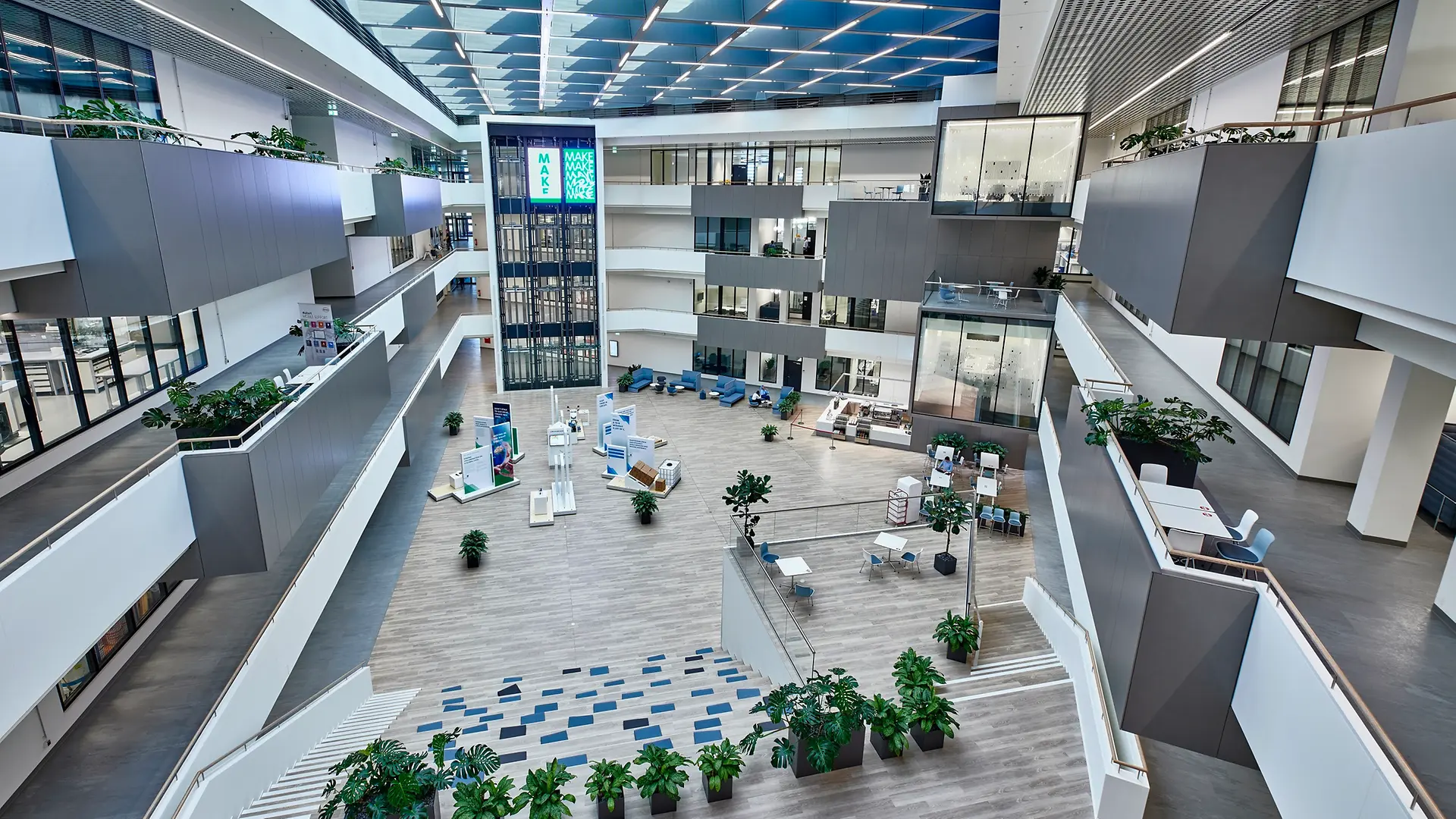 Pohľad na interiér Inšpiračného centra v Düsseldorfe s veľkým nádvorím v strede. Obrázok tiež zobrazuje presklené high-tech laboratóriá na celkovo štyroch poschodiach.