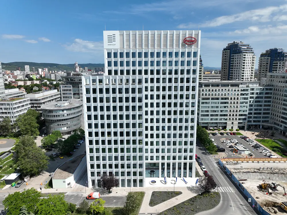 
Spoločnosť Henkel Slovensko v marci 2024 oficiálne otvorila svoje nové sídlo v budove The Mill, čím naplnila svoju dlhodobú víziu mať všetkých zamestnancov pod jednou strechou.