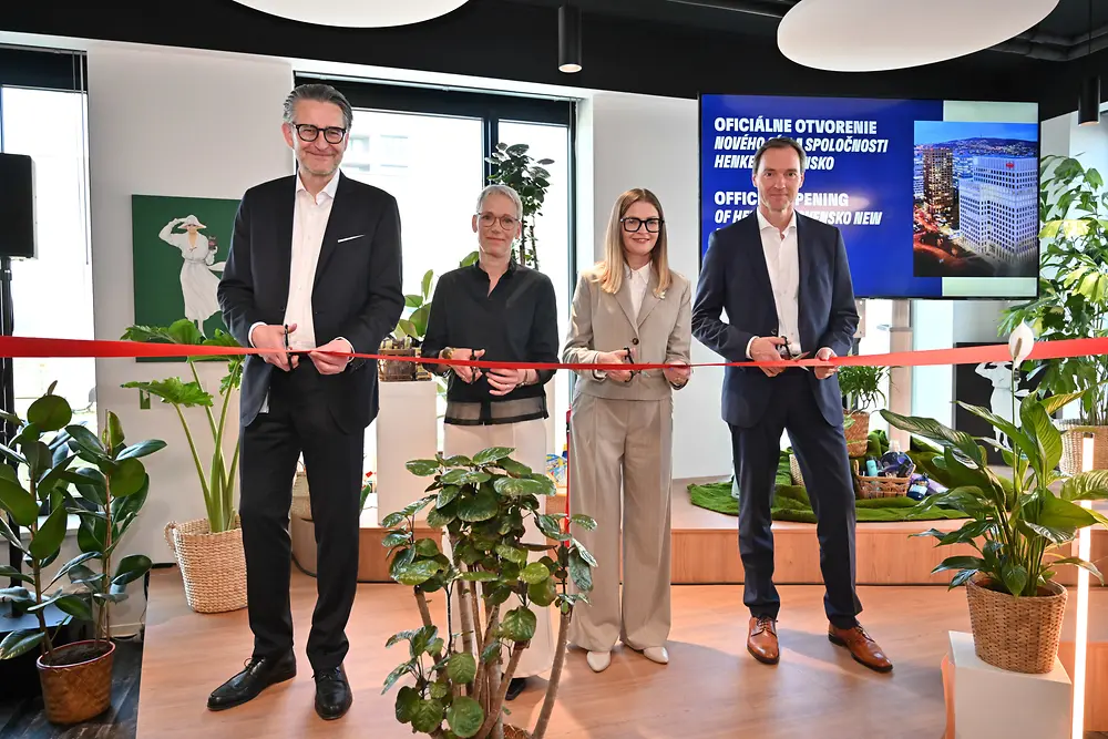 
Zástupcovia spoločnosti Henkel Slovensko a Henkel pri oficiálnom otvorení sídla (zľava doprava: Christian Schulz – prezident Henkel Slovensko a Head of Global Business Solutions+ Bratislava, Gaby Deussen – Global Head of Regional Finance & President Europe, Henkel, Alica Štepánová – Kolárová – riaditeľka Ľudských zdrojov pre CEE klaster a Roland Haefs – Corporate vicepresident Global Business Solutions+.