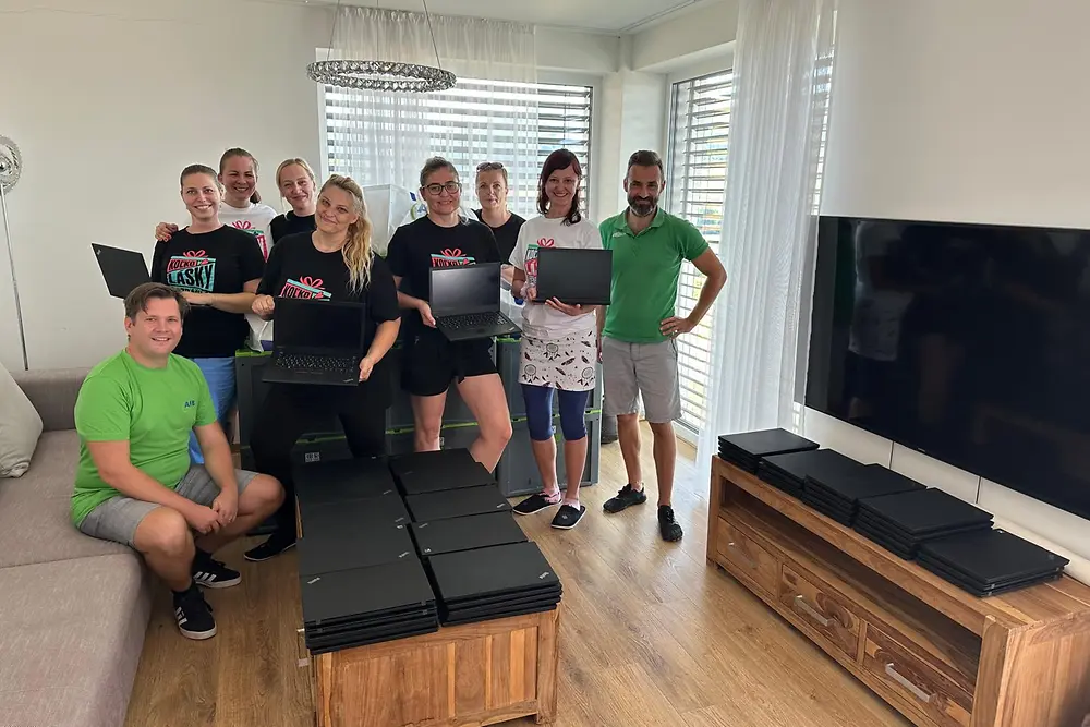 
Darované notebooky od spoločnosti Henkel Slovensko pomohli v roku 2025 jedenástim organizáciám po celom Slovensku.