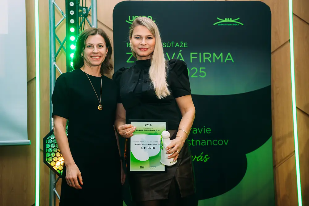 
Ocenenie od riaditeľky Ľudských zdrojov poisťovne Union Tatiany Sýkorovej (vľavo) prevzala za Henkel Slovensko Soňa Havaši, špecialistka pre wellbeing a benefity z oddelenia Ľudských zdrojov.
