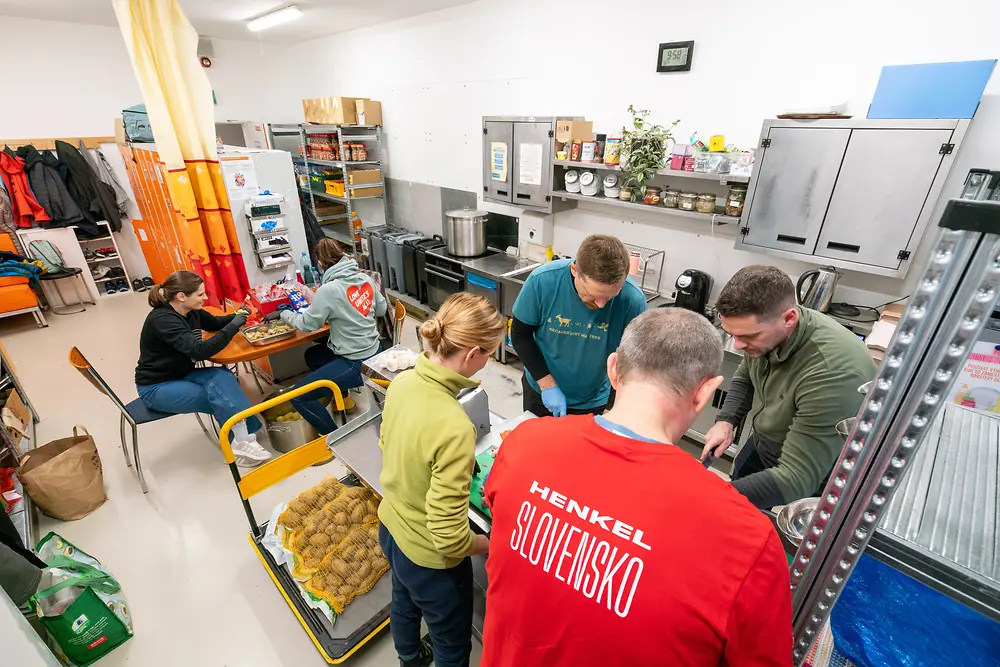 
Dobrovoľníci v spolupráci s DePaul Slovensko strávili čas s ľuďmi bez domova priamo v zariadení a pripravili pre nich spoločné jedlo.