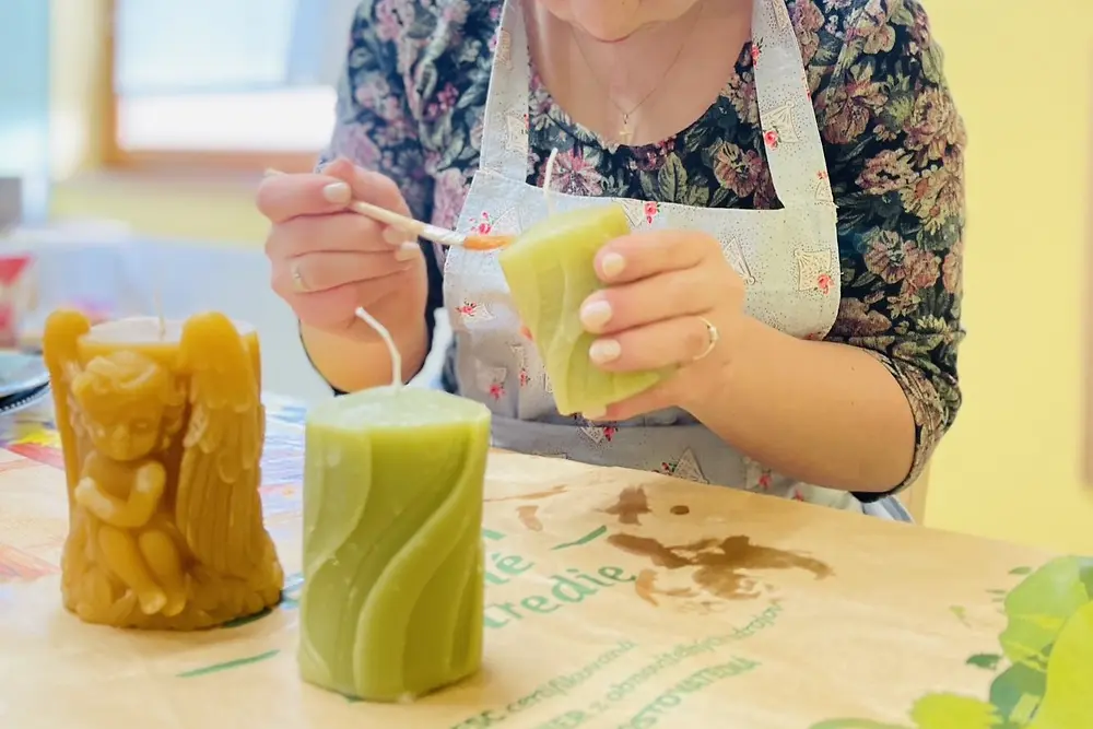 
Láskavé ruky spájajú seniorov, deti a mladých ľudí pri tvorivých aktivitách, ktoré prirodzene budujú vzťahy a posilňujú medzigeneračné porozumenie.