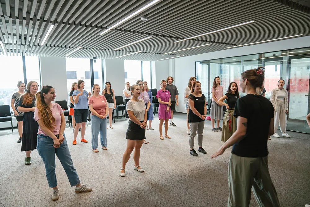 
Workshop osobnej bezpečnosti ponúkol účastníkom praktické tipy na vnímanie rizík, efektívnu komunikáciu a ochranu osobných hraníc. Súčasťou boli aj ukážky základných techník sebaobrany.