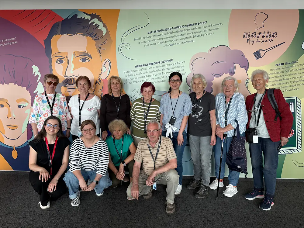 
Aktivita Privilege Walk v rámci workshopu Unconscious Bias ponúkla účastníkom priestor zamyslieť sa nad generačnými rozdielmi a uvedomiť si výhody či prekážky, ktoré ovplyvňujú naše životné skúsenosti a príležitosti.