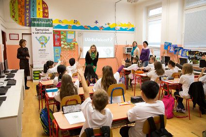 Interaktívna hodina a diskusia s deťmi v bratislavskej škole s globálnou ambasádorkou Jaroslavou Haid-Járkovou a lokálnou ambasádorkou Evou Čerbovou