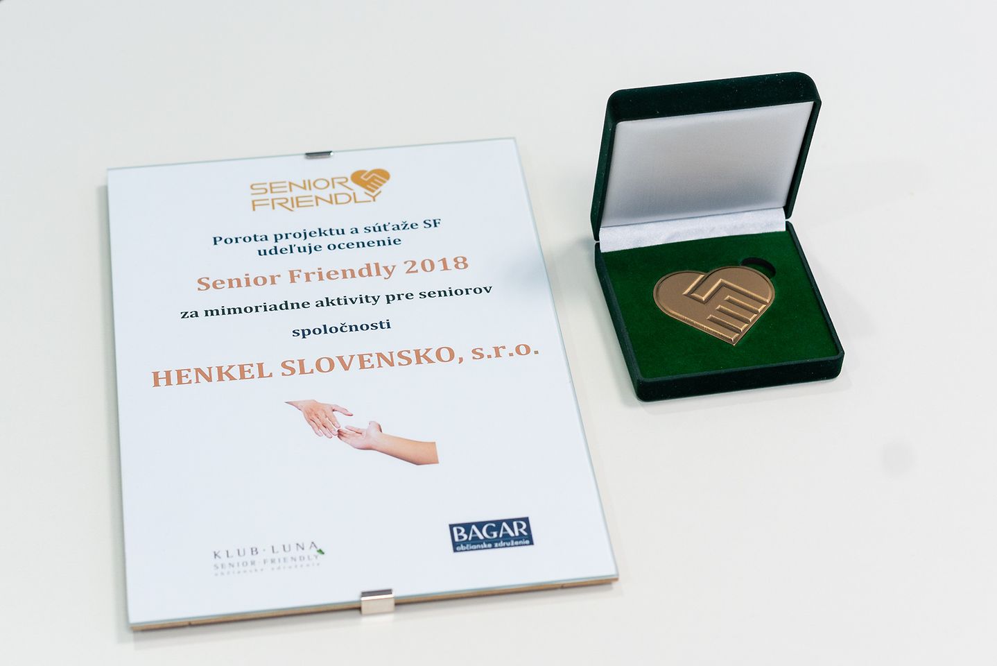 Ocenenie a plaketu Senior Friendly získala Henkel Slovensko za aktívnu pomoc seniorom vo viacerých oblastiach života.