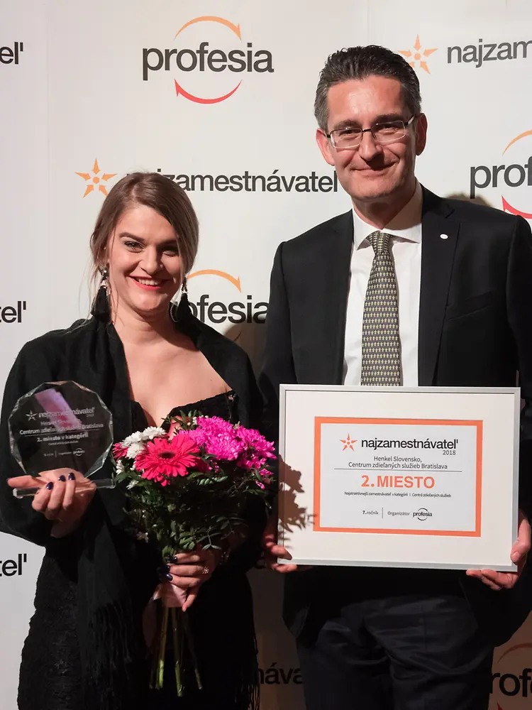 Prezident Henkel Slovensko, Christian Schulz a riaditeľka korporátnej komunikácie, Zuzana Kaňuchová, počas slávnostného večera