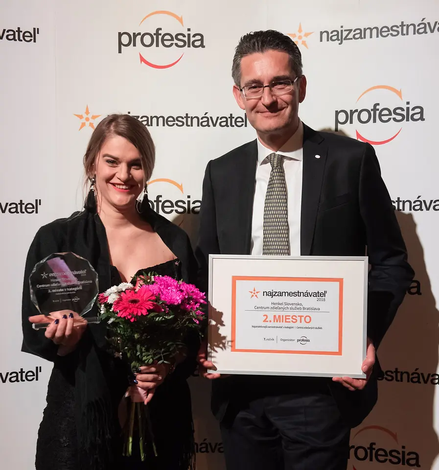 Prezident Henkel Slovensko, Christian Schulz a riaditeľka korporátnej komunikácie, Zuzana Kaňuchová, počas slávnostného večera