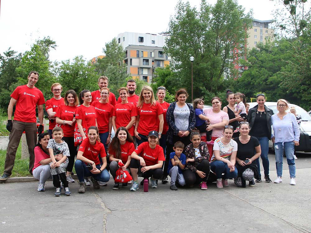 Dobrovoľníci Henkel Slovensko spolu s obyvateľmi ubytovne Fortuna odpratávali odpadky z okolia ubytovne v bratislavskej Dúbravke