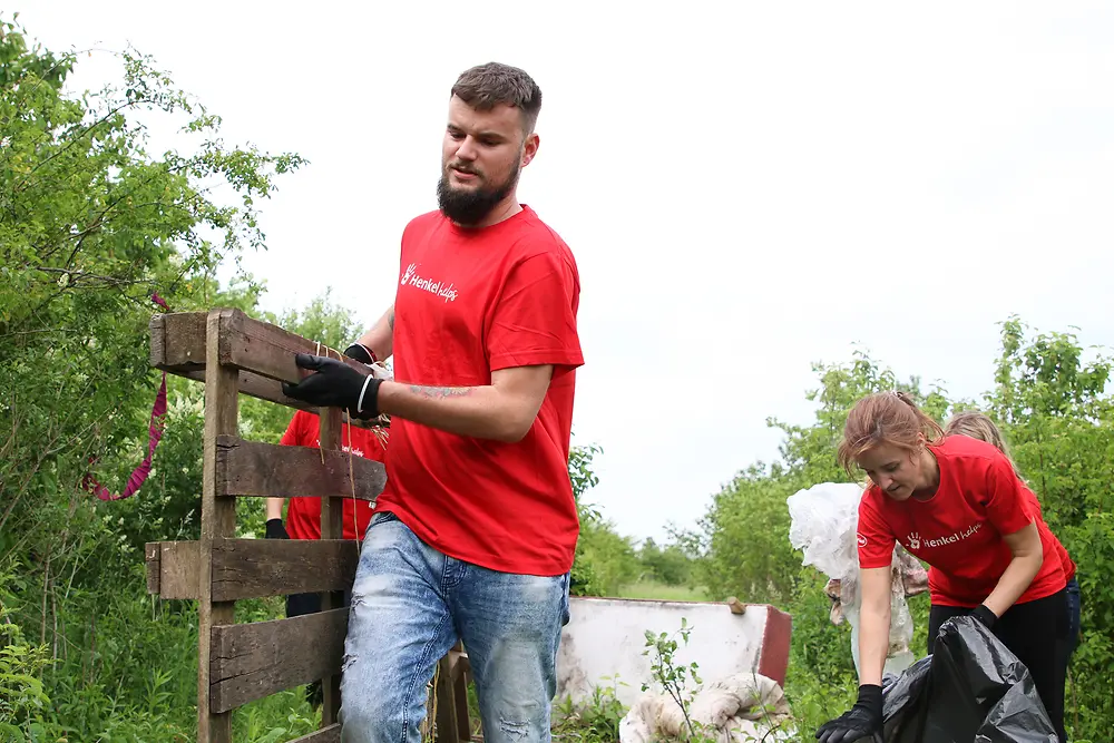 Dobrovoľníci Henkel Slovensko čistia dúbravské lesy od odpadkov a pohodeného nábytku
